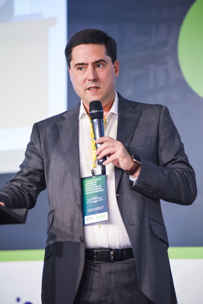Alessandro Valente palestrando na Afiliados Brasil 2022