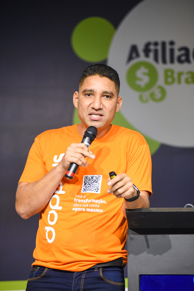 Lucio Artes palestrando na Afiliados Brasil 2022