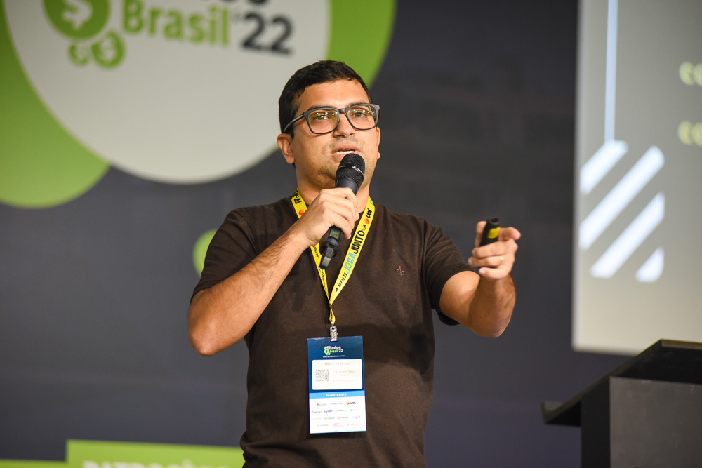 Maicon Rissi palestrando na Afiliados Brasil 2022