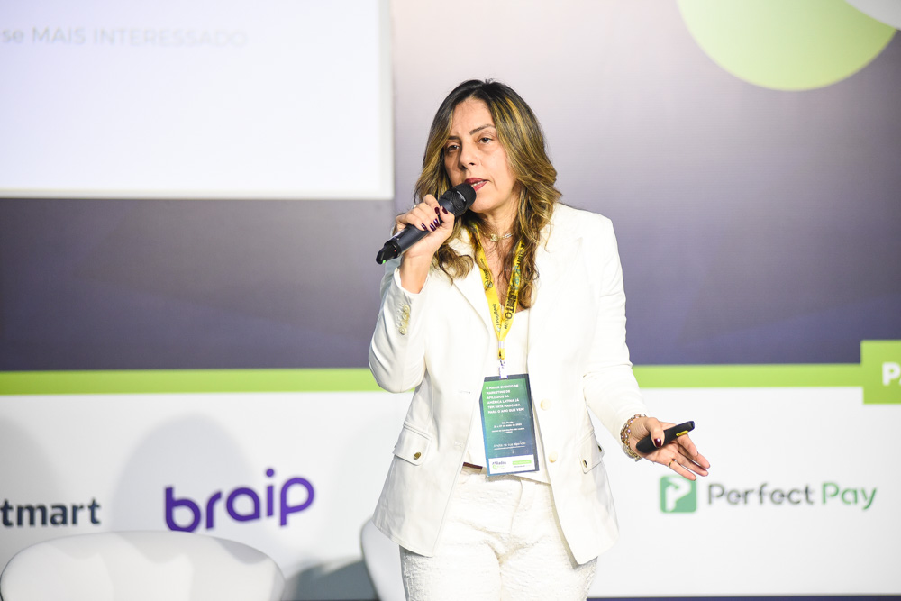 Simone Siqueira palestrando na Afiliados Brasil 2022