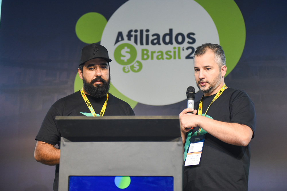 Leonardo Zanette e Fernando Muniz palestrando na Afiliados Brasil 2022