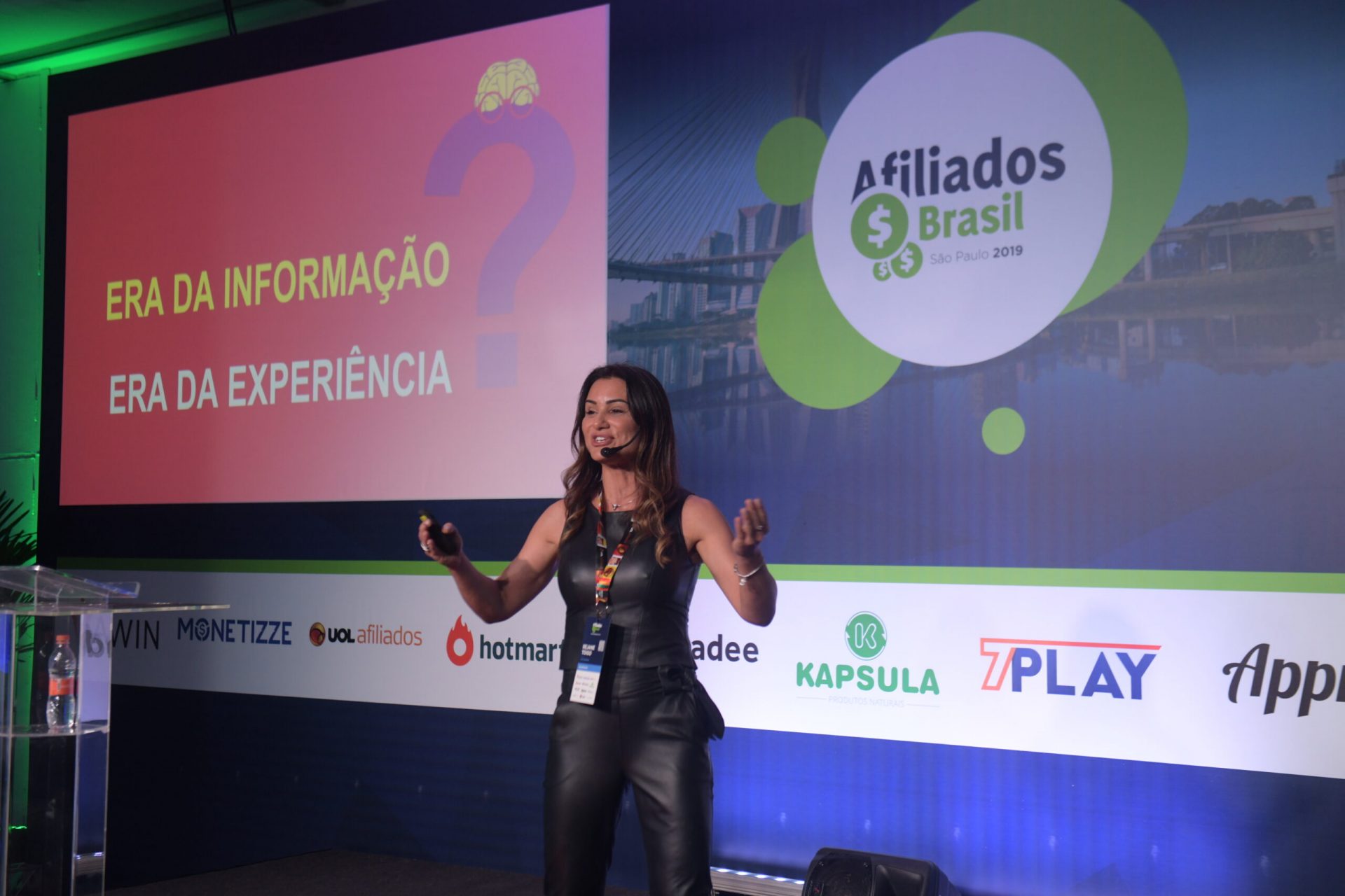 Rejane Toigo palestrando na Afiliados Brasil 2019