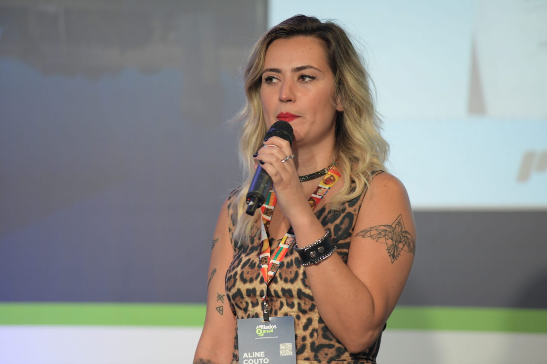 Aline Couto palestrando na Afiliados Brasil 2019