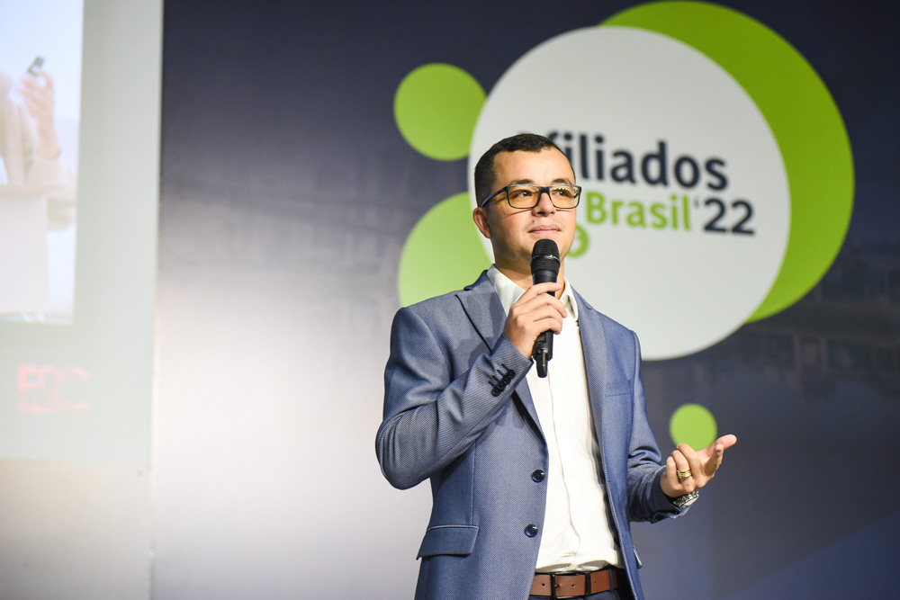 Romulo Alves palestrando na Afiliados Brasil 2022