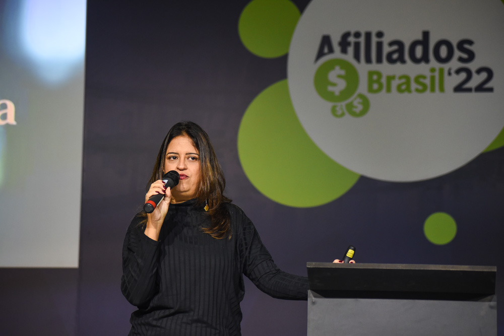 Leandra Soares palestrando na Afiliados Brasil 2022