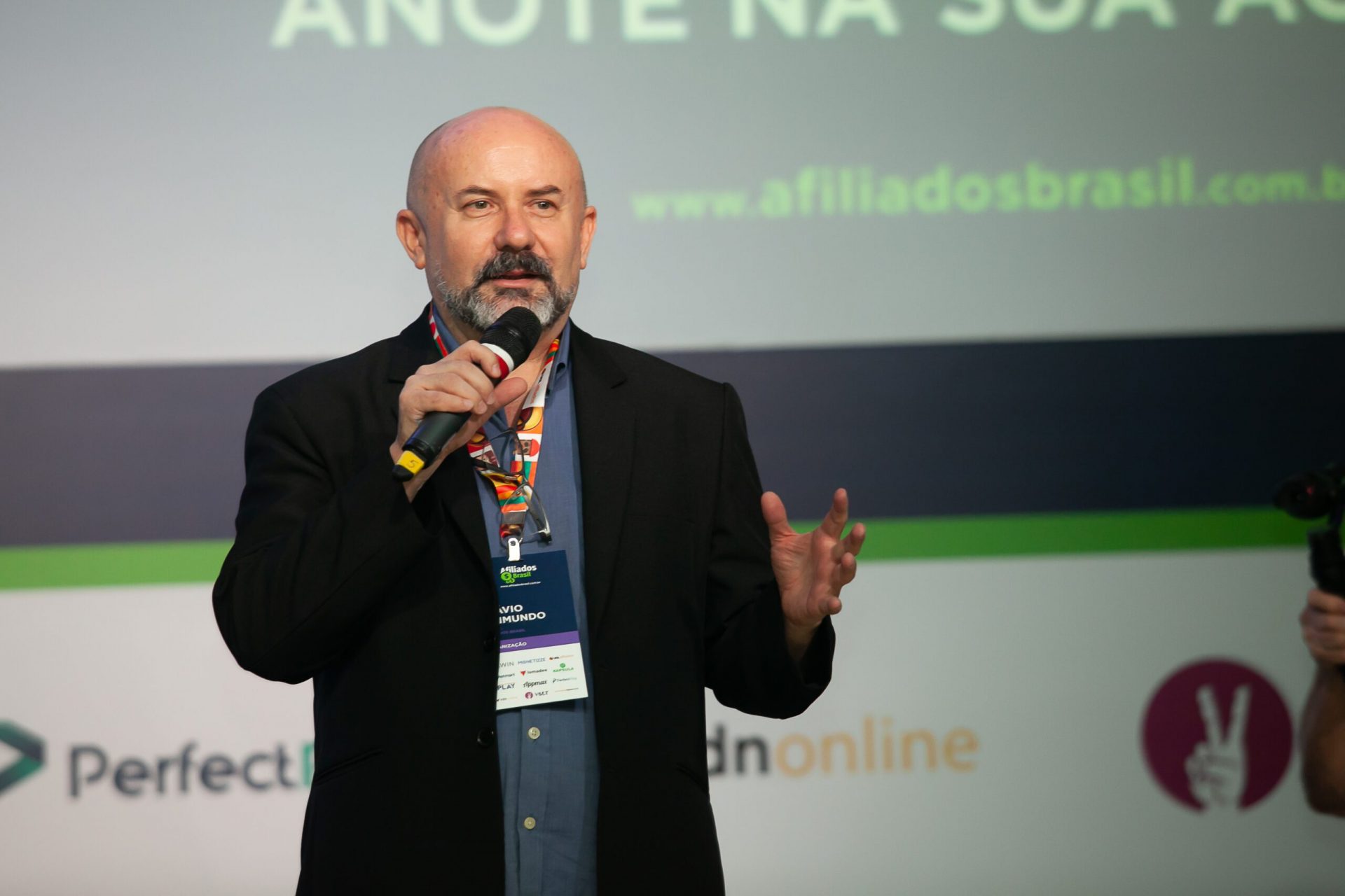 Flavio Raimundo palestrando na Afiliados Brasil 2019