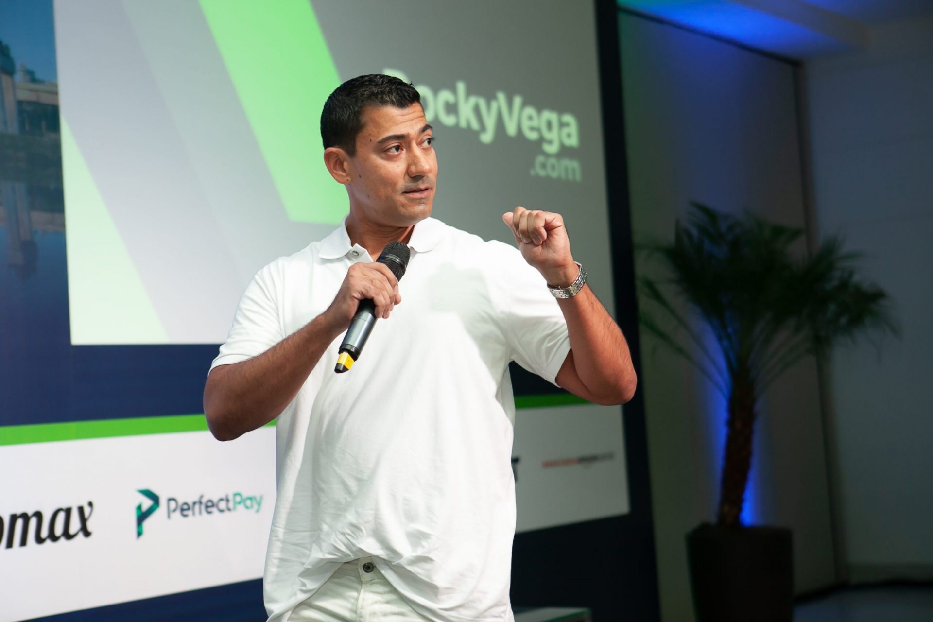 Rocky Vega palestrando na Afiliados Brasil 2019